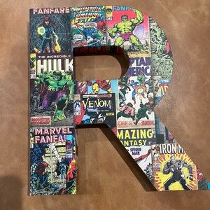 Marvel Multicolor Comic-Letter R Décor